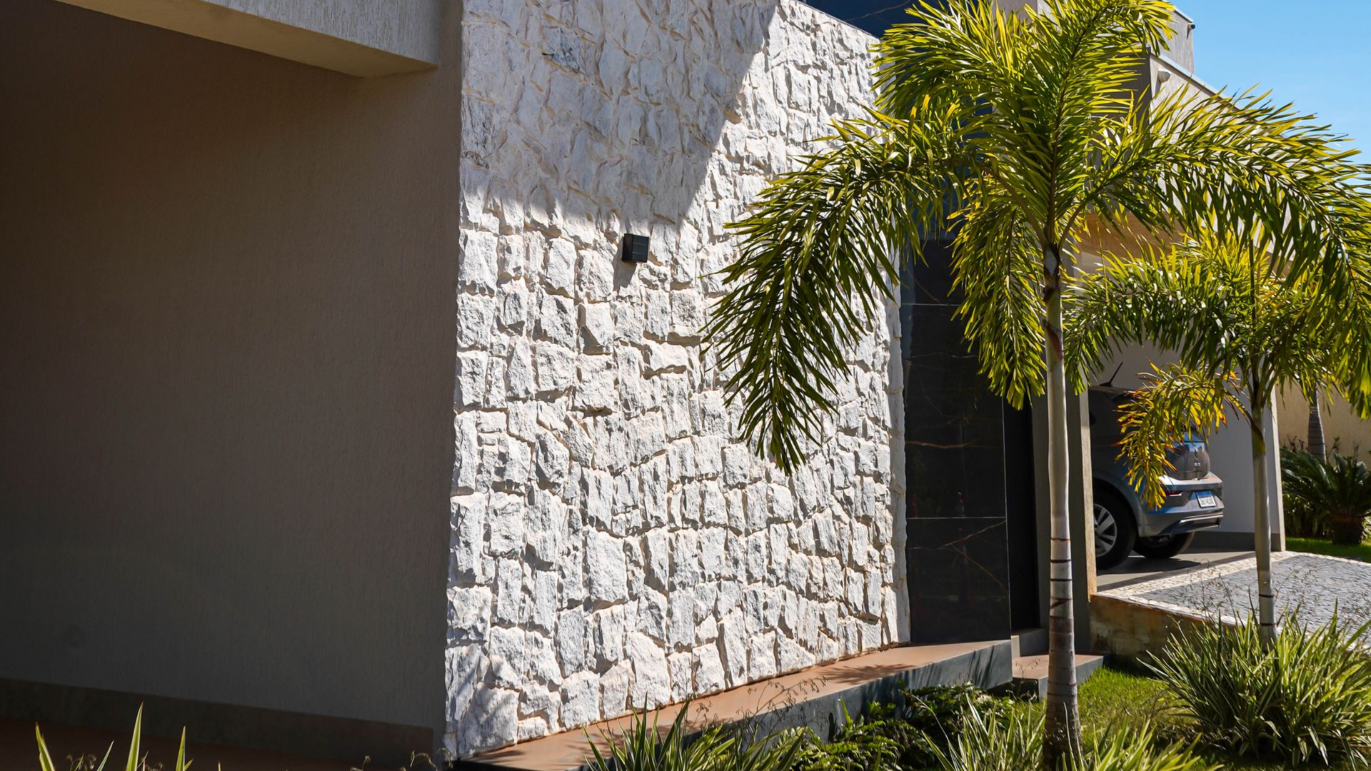 pedra bossa nova, bossa nova revestimento, pedra clara para fachada, revestimento natural off-white, pedra natural para muro, pedra clara para parede interna