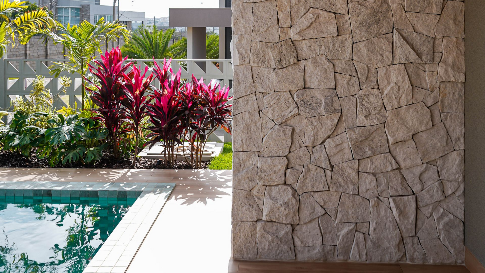 pedra bossa nova, bossa nova revestimento, pedra clara para fachada, revestimento natural off-white, pedra natural para muro, pedra clara para parede interna