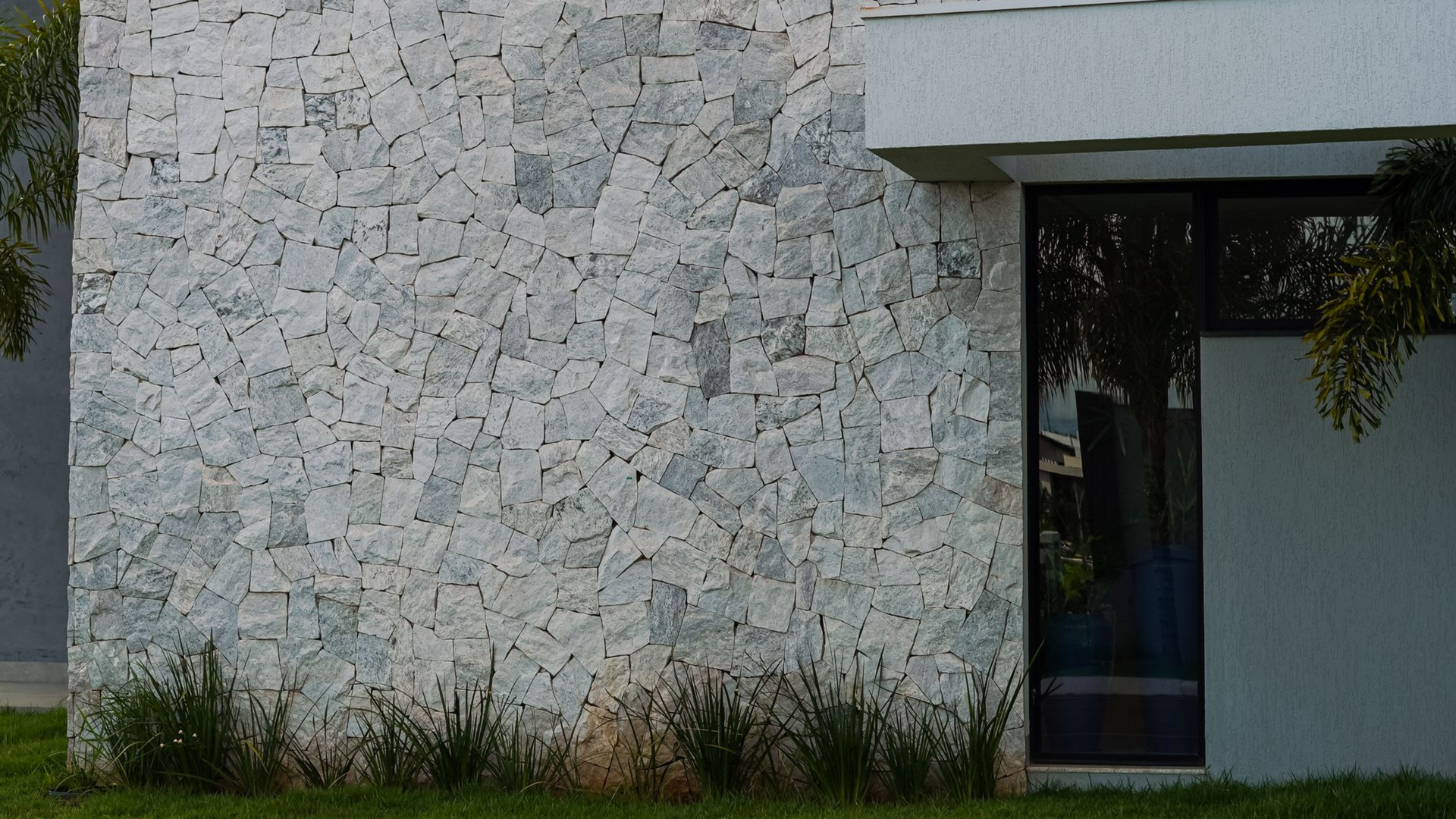 pedra bossa nova, bossa nova revestimento, pedra clara para fachada, revestimento natural off-white, pedra natural para muro, pedra clara para parede interna