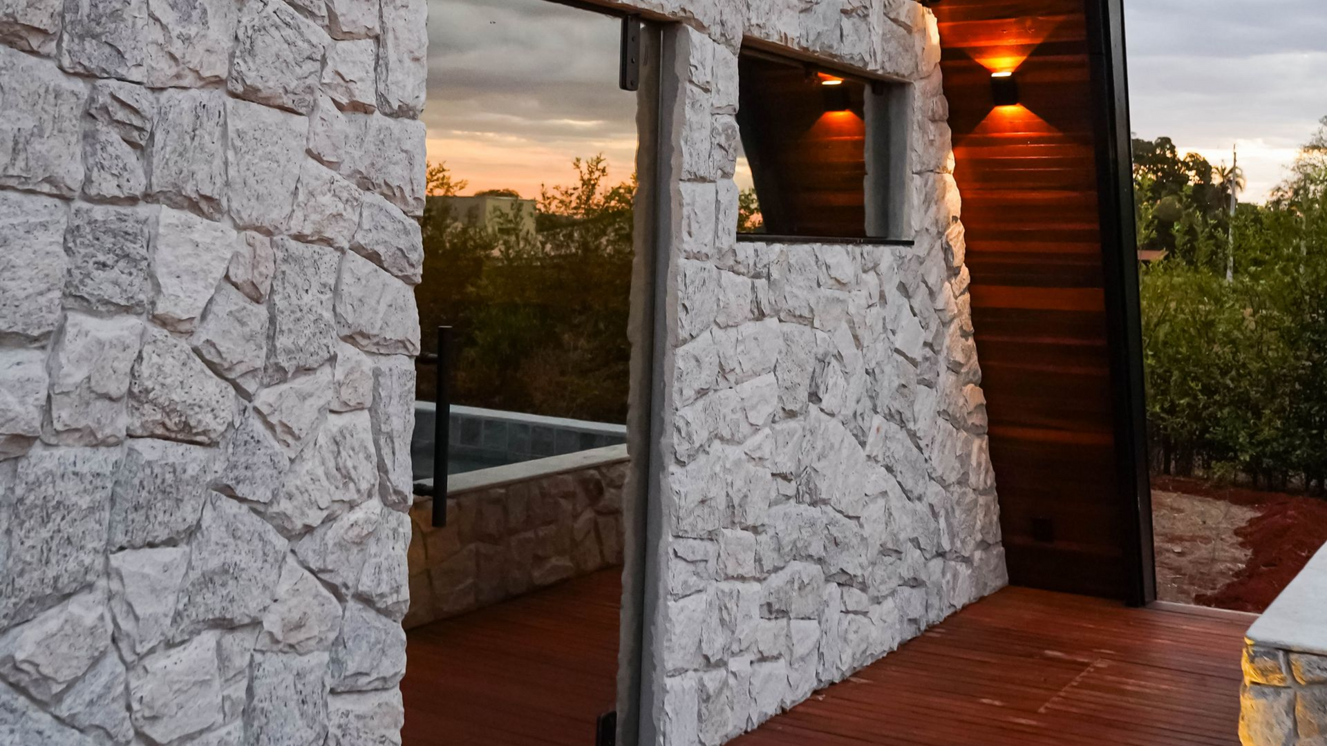 pedra bossa nova, bossa nova revestimento, pedra clara para fachada, revestimento natural off-white, pedra natural para muro, pedra clara para parede interna