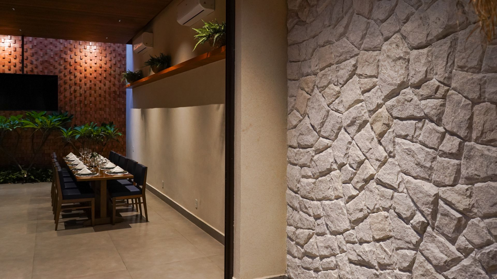 pedra bossa nova, bossa nova revestimento, pedra clara para fachada, revestimento natural off-white, pedra natural para muro, pedra clara para parede interna