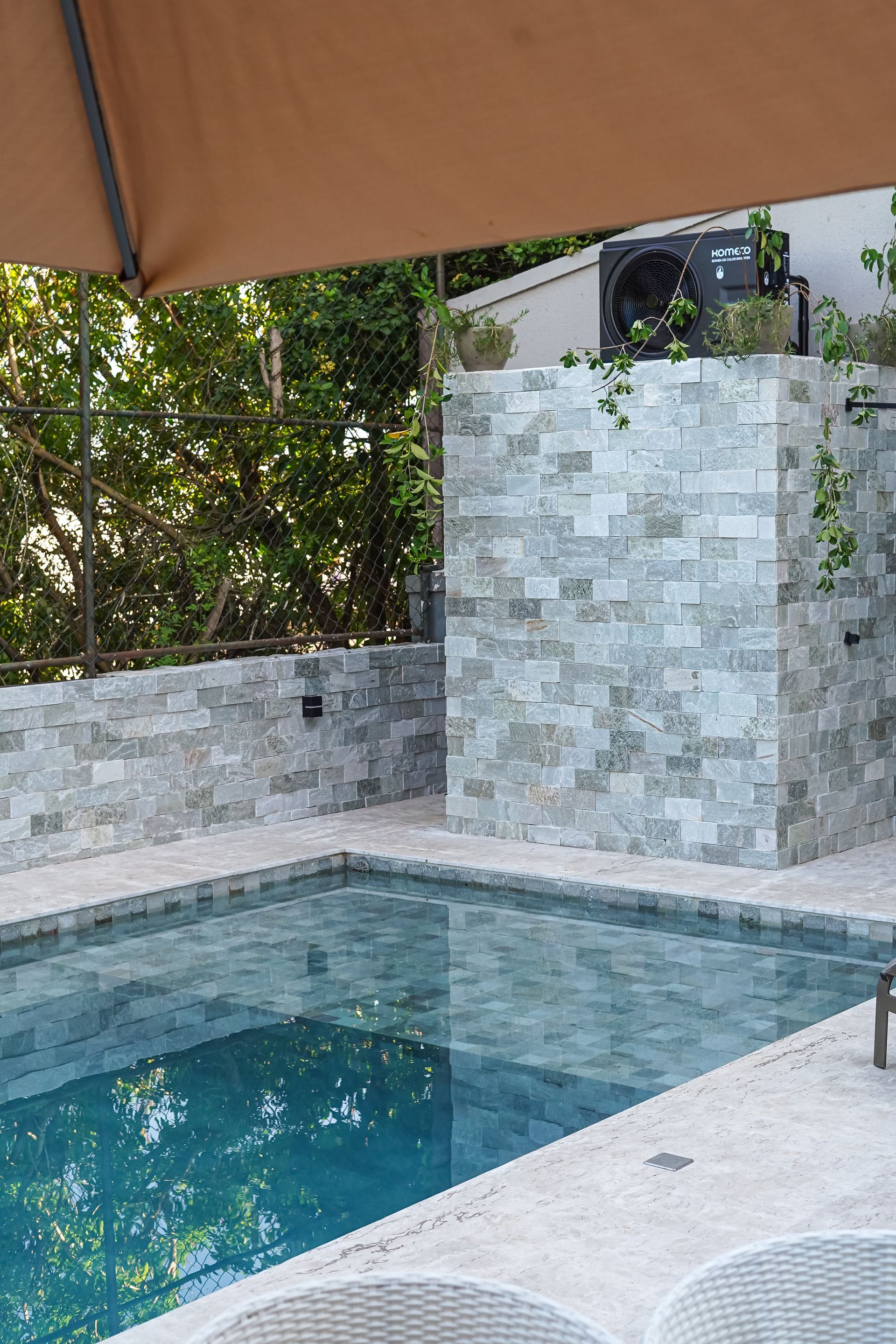 pedra jade, pedra jade revestimento, revestimento verde natural, pedra para fachada, revestimento natural verde-acinzentado, pedra para parede externa, revestimento contemporâneo, pedra natural para muro, pedra jade mosaico, quartzito verde revestimento