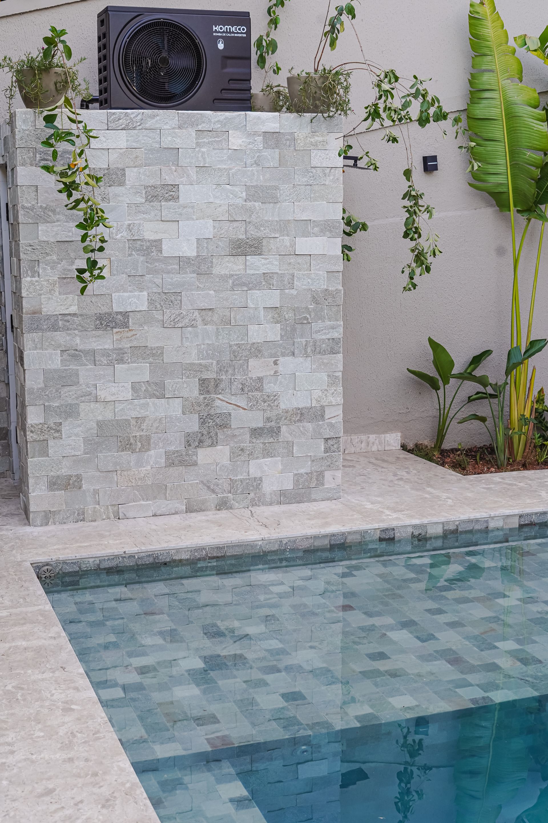 pedra jade, pedra jade revestimento, revestimento verde natural, pedra para fachada, revestimento natural verde-acinzentado, pedra para parede externa, revestimento contemporâneo, pedra natural para muro, pedra jade mosaico, quartzito verde revestimento
