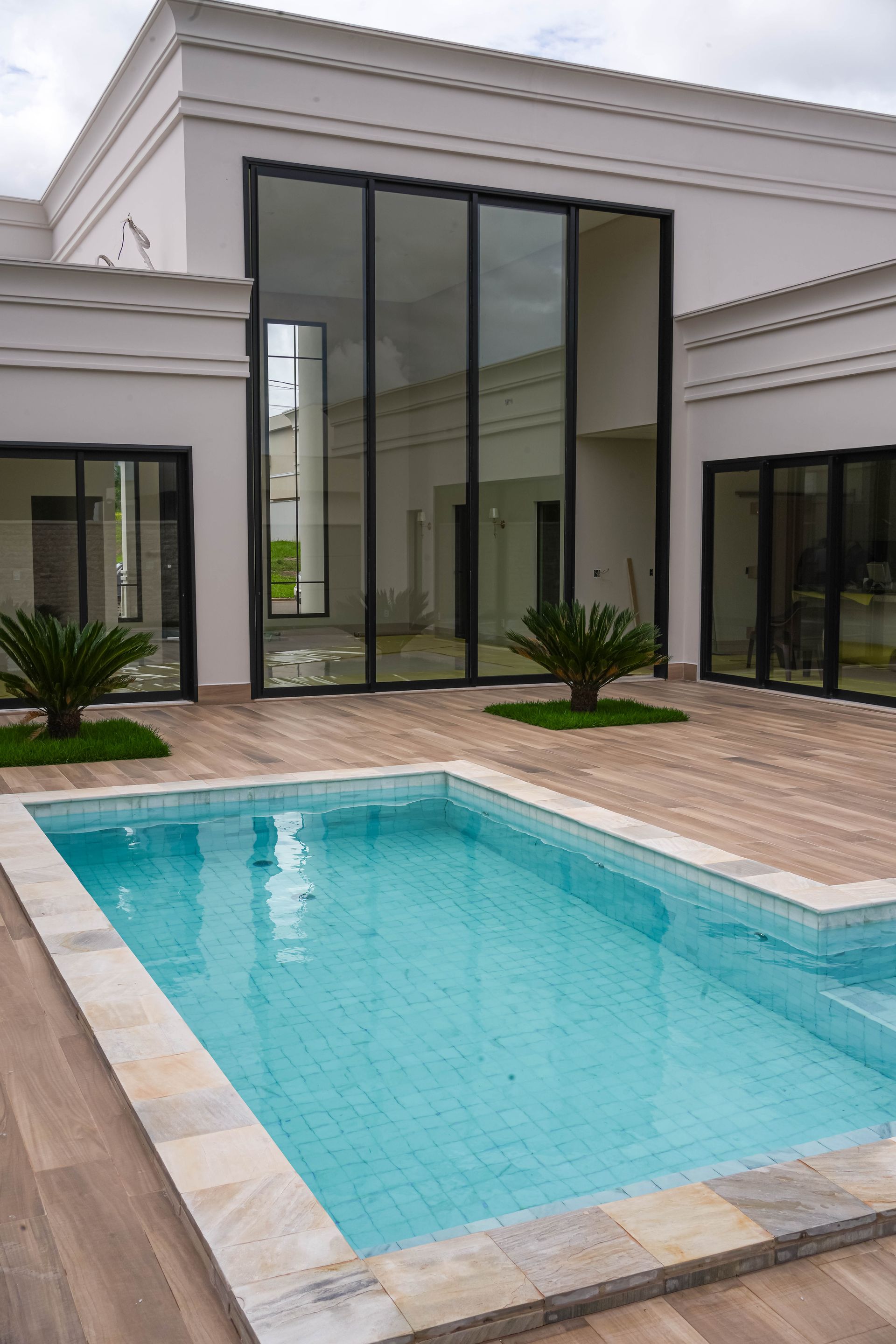 pedra água marinha, água marinha revestimento, revestimento para piscina, pedra para piscina, revestimento natural branco, pastilha de pedra natural para piscina, pedra que deixa água azul, revestimento interno de piscina, piscina com pedra natural, pedra cristalina branca