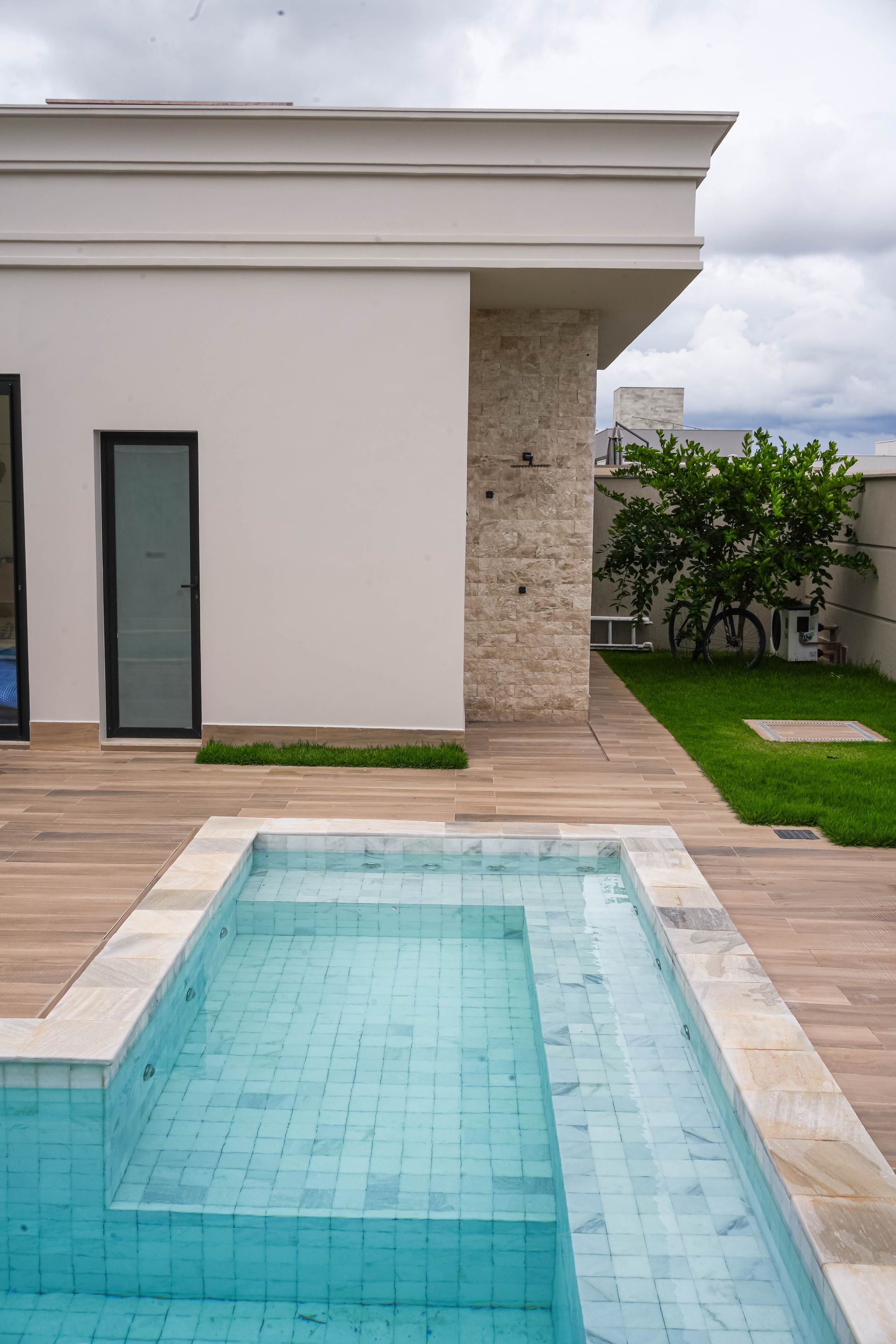 pedra são tomé, são tomé revestimento, pedra são tomé branca, pedra são tomé amarela, quartzito são tomé, pedra para borda de piscina, revestimento natural para área externa, pedra são tomé serrada, pedra são tomé orgânica, pedra são tomé mesclada, piso para área de piscina, pedra antiderrapante externa, quartzito claro para piso, pedra natural para calçada