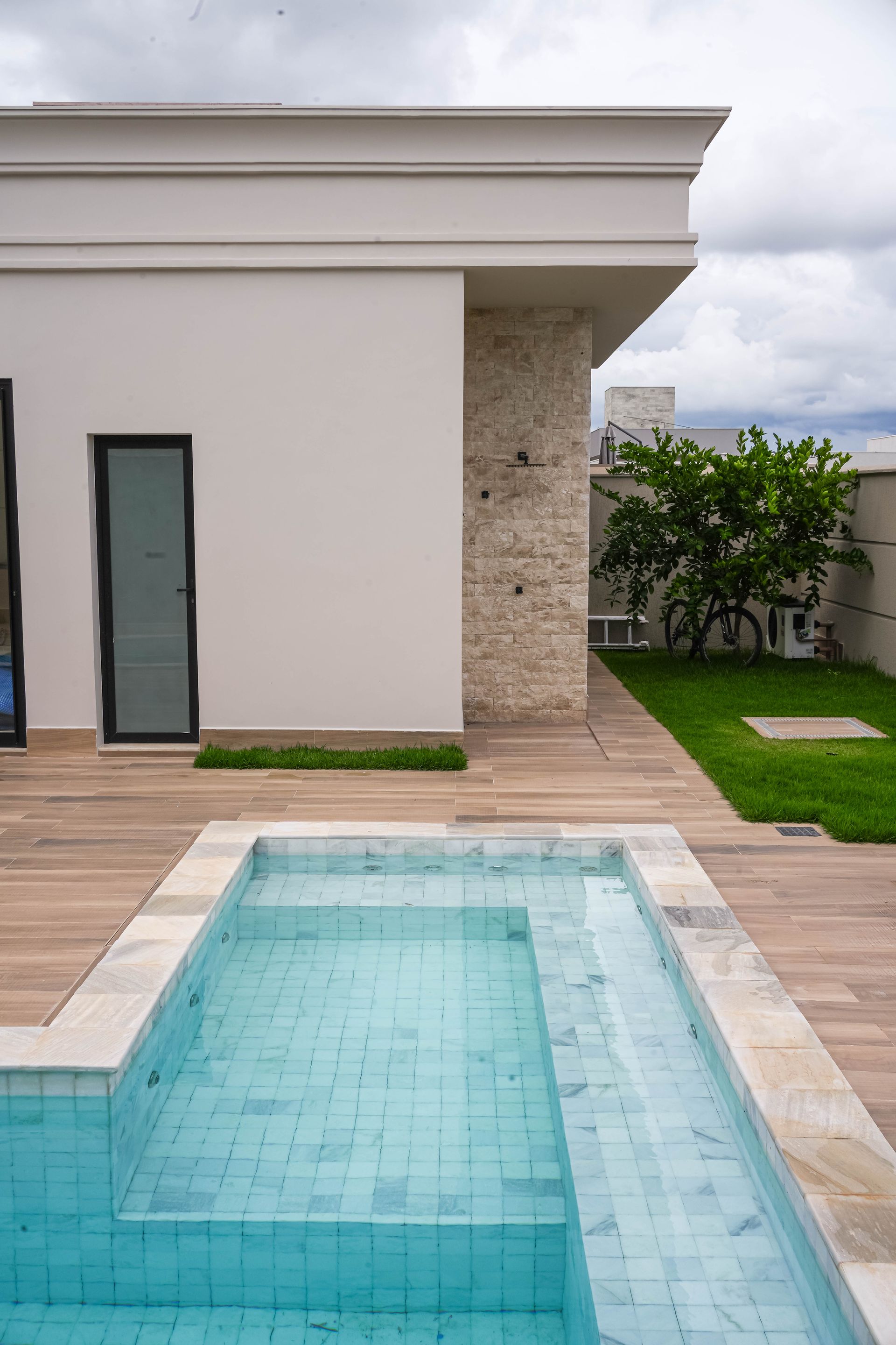pedra água marinha, água marinha revestimento, revestimento para piscina, pedra para piscina, revestimento natural branco, pastilha de pedra natural para piscina, pedra que deixa água azul, revestimento interno de piscina, piscina com pedra natural, pedra cristalina branca