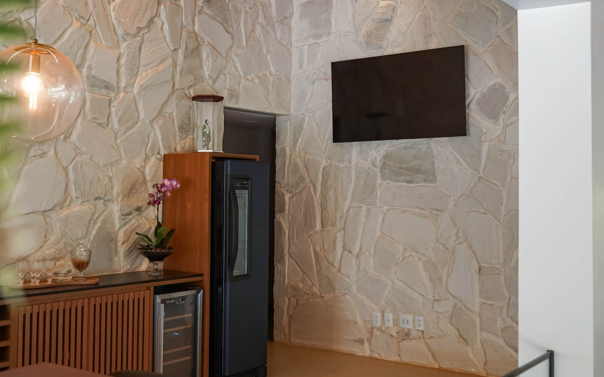 pedra atacama em parede de sala de estar