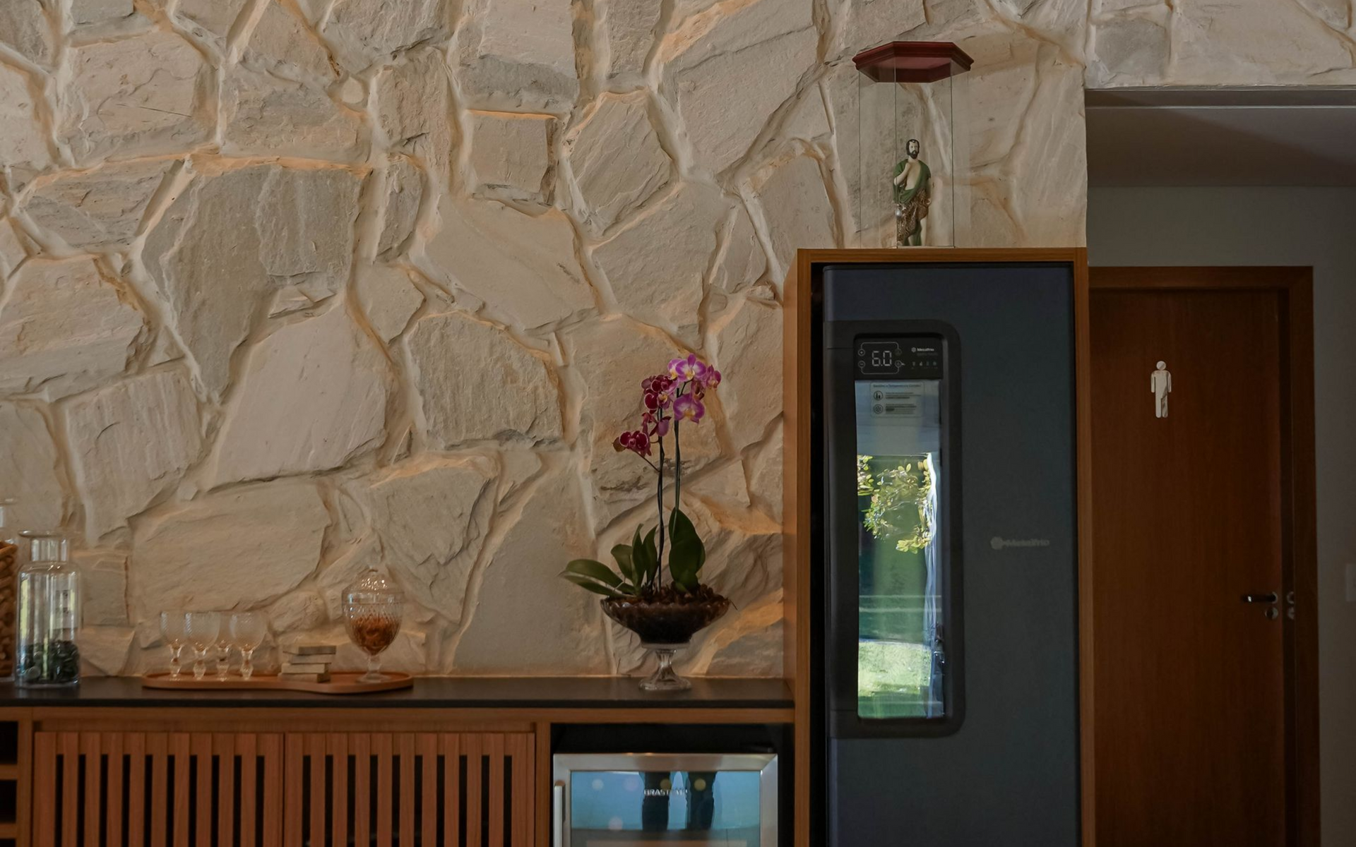 pedra atacama em parede de ambiente interno
