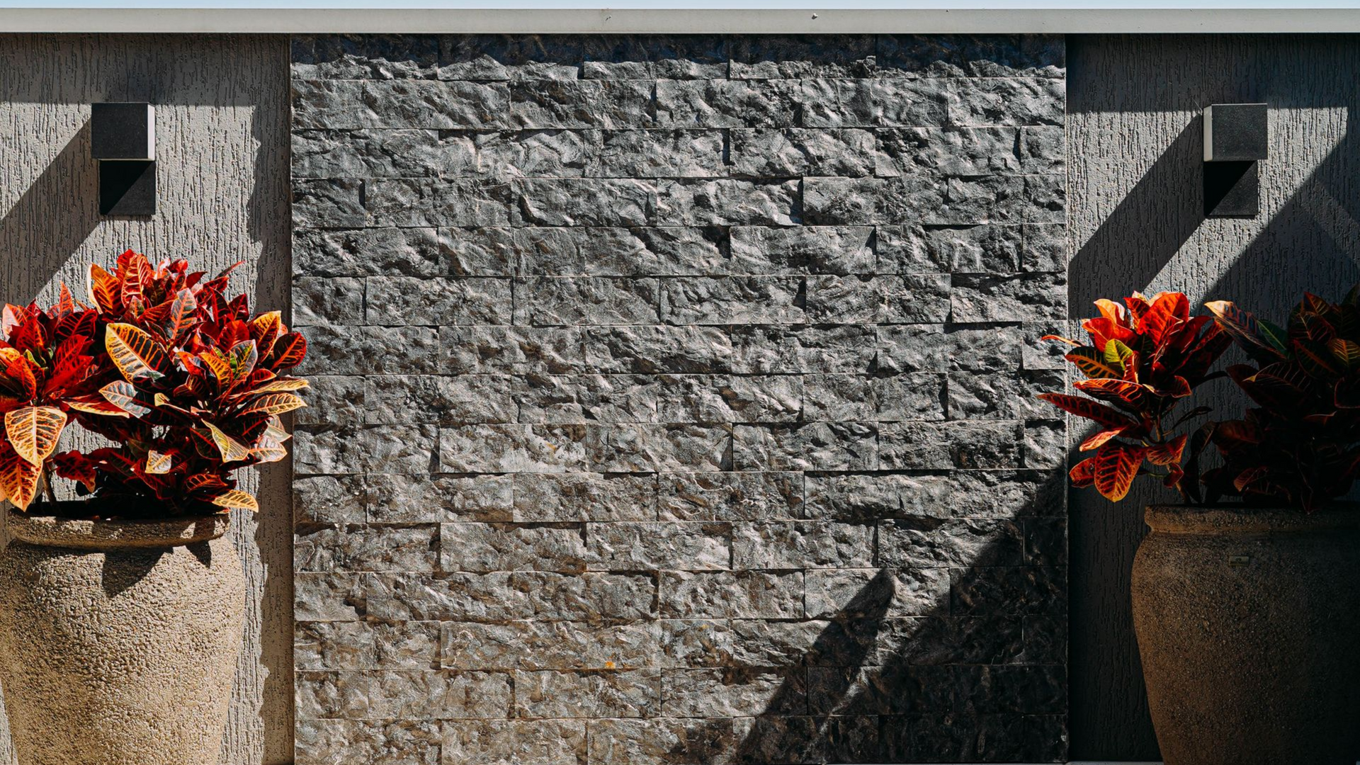 Pedra Matrix cinza rockface aplicada em [fachada / lavabo / parede da churrasqueira / muro externo]