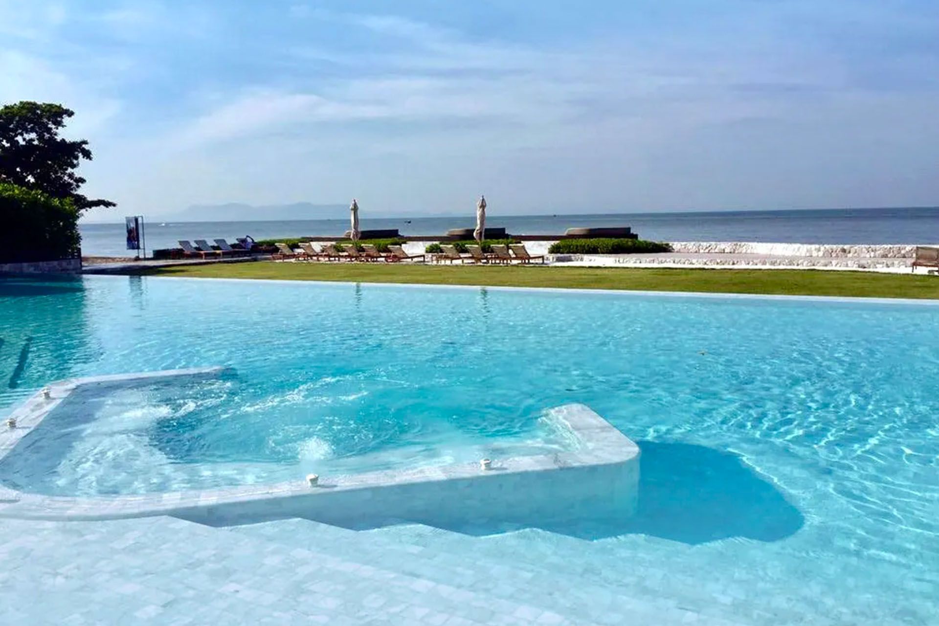 pedra água marinha, água marinha revestimento, revestimento para piscina, pedra para piscina, revestimento natural branco, pastilha de pedra natural para piscina, pedra que deixa água azul, revestimento interno de piscina, piscina com pedra natural, pedra cristalina branca