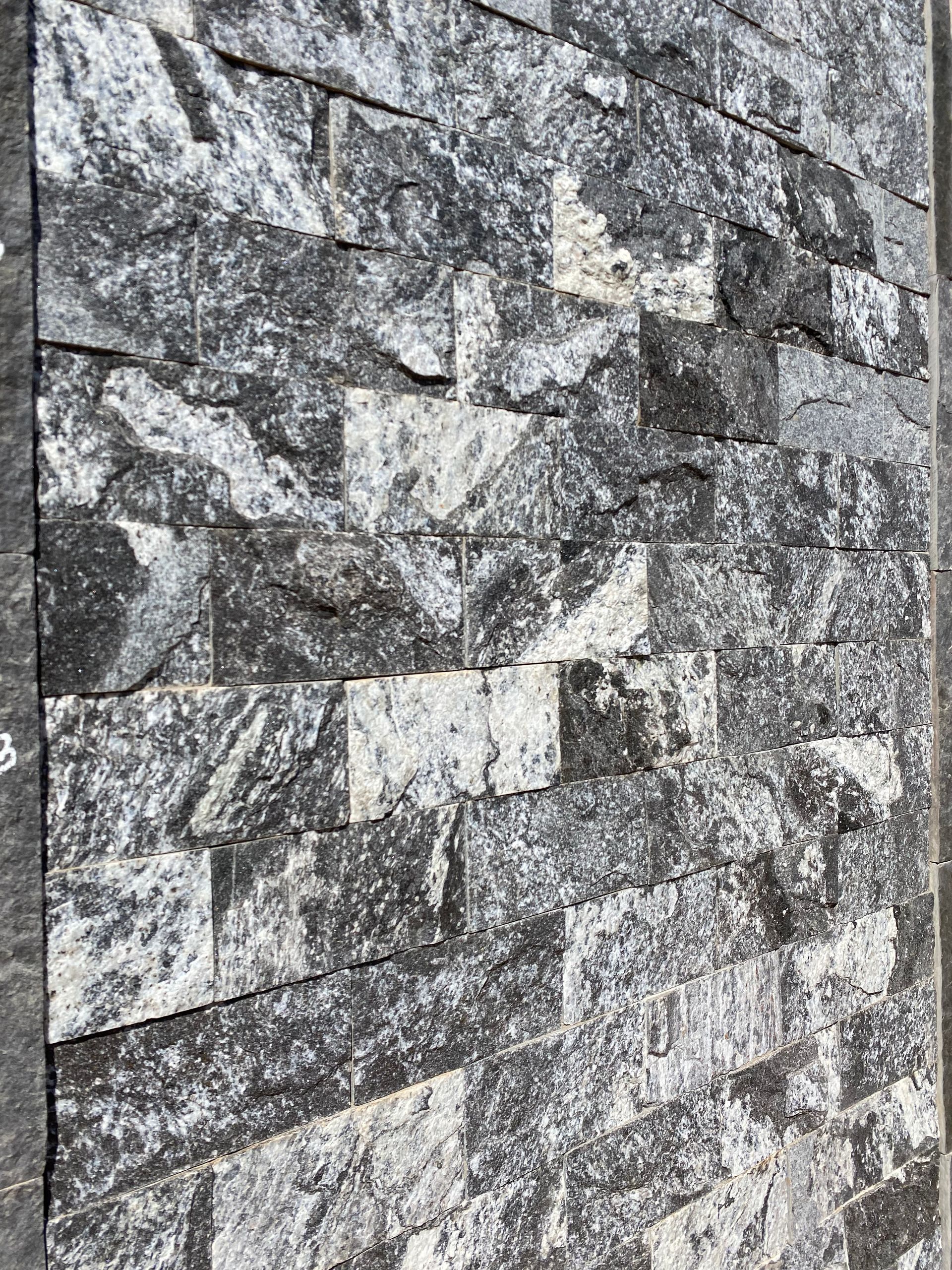 pedra andorinha, pedra andorinha revestimento, revestimento cinza natural, pedra para fachada, revestimento natural cinza, pedra para parede externa, revestimento contemporâneo, pedra natural fachada, pedra andorinha serrada, pedra andorinha orgânica, revestimento quartzito cinza