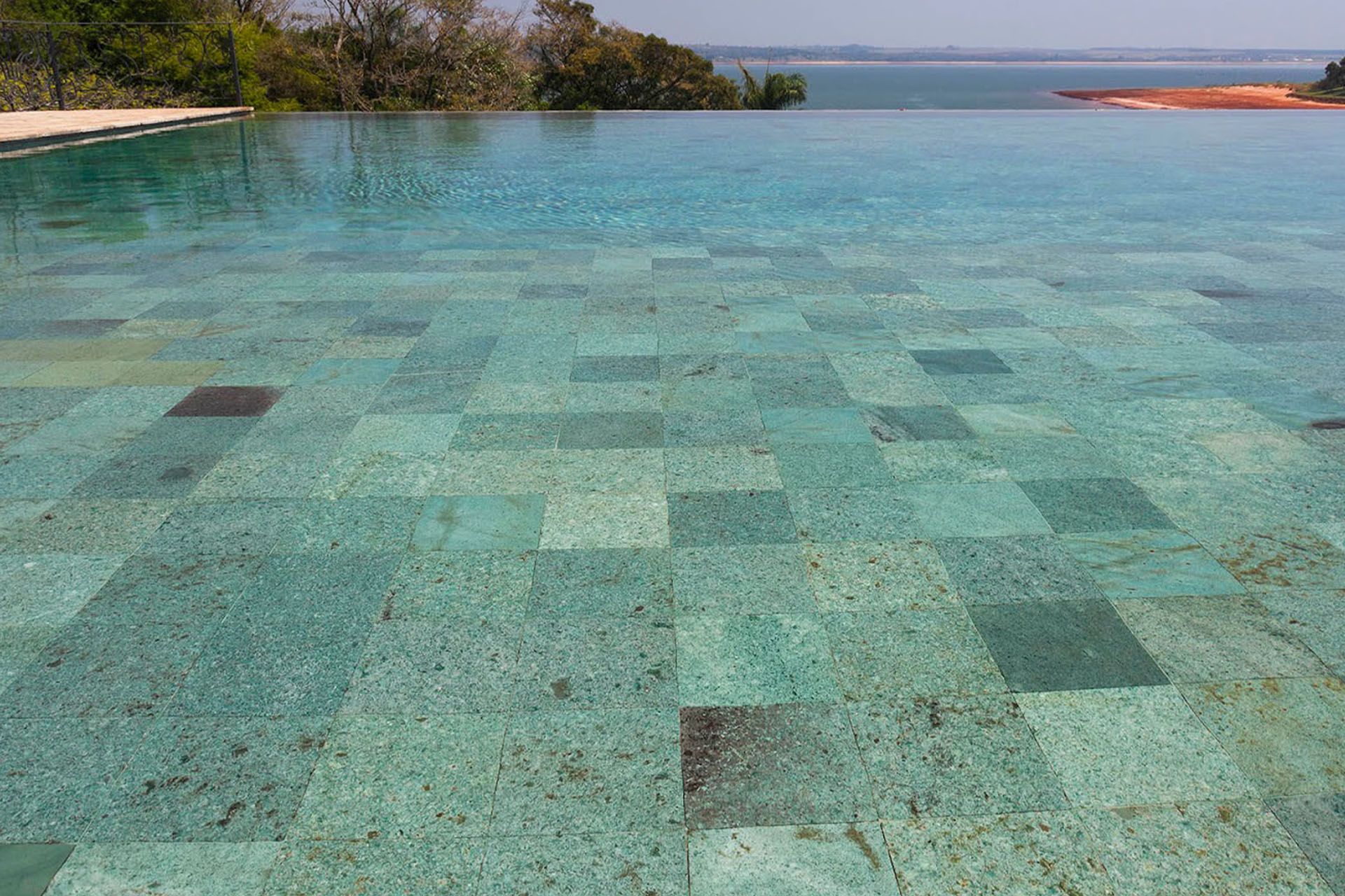 pedra hijau, hijau revestimento, pedra verde para piscina, revestimento natural verde, revestimento para piscina pedra natural, pedra para piscina verde, revestimento espelho d'água, pedra sukabumi, revestimento contemporâneo verde, pedra natural para spa, mosaico de pedra verde