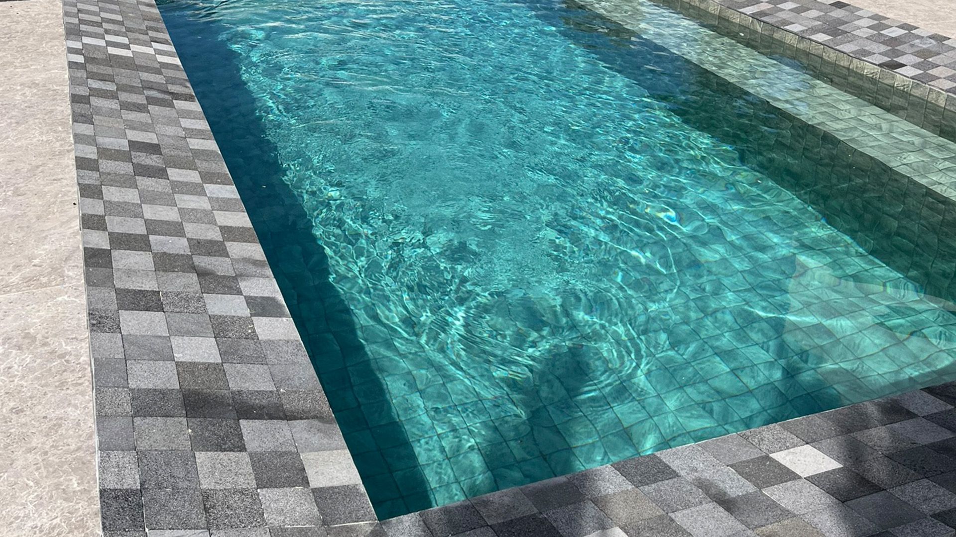 revestimento pedra hitam para piscinas e parede