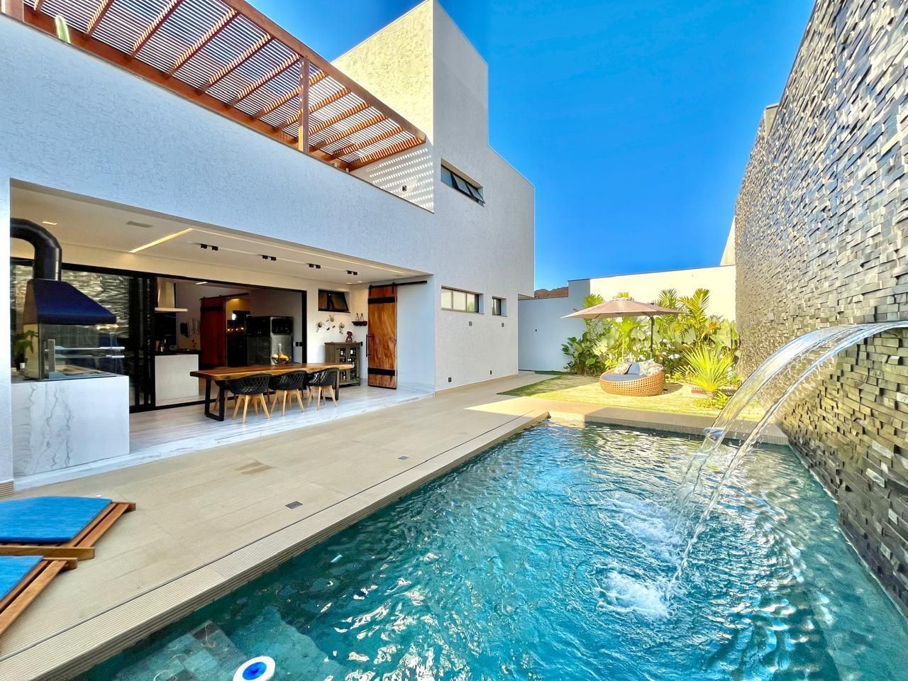 Como escolher o revestimento certo para a sua piscina