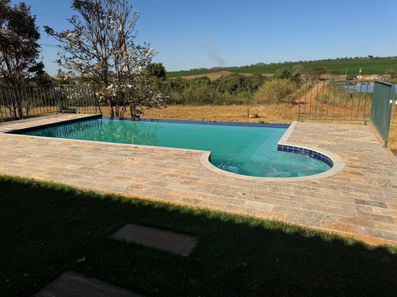 amarelo ouro, pedra amarelo ouro, golden hour revestimento, amarelo ouro revestimento, pedra dourada para muro, revestimento natural amarelo, pedra para muro externo, quartzito amarelo, pedra para borda de piscina, revestimento para fachada dourada, pedra serrada para parede, pedra orgânica para muro, revestimento natural para área externa