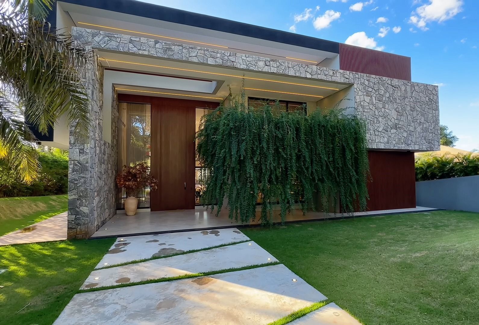 pedra andorinha, pedra andorinha revestimento, revestimento cinza natural, pedra para fachada, revestimento natural cinza, pedra para parede externa, revestimento contemporâneo, pedra natural fachada, pedra andorinha serrada, pedra andorinha orgânica, revestimento quartzito cinza
