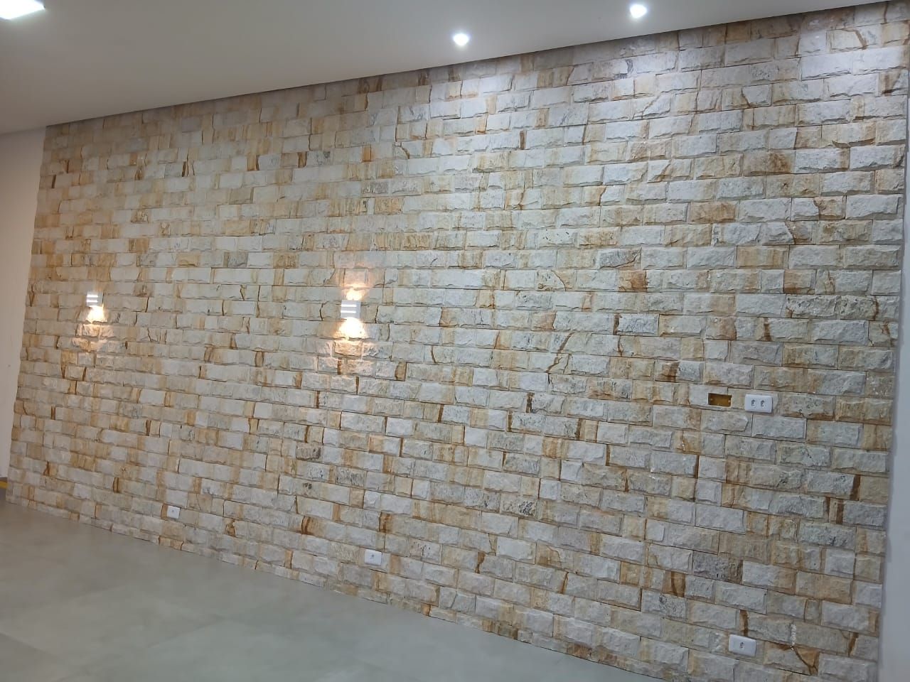 pedra saara, pedra saara revestimento, revestimento rockface bege, pedra para fachada, revestimento natural claro, pedra para parede externa, revestimento tijolinho pedra natural, pedra para muro, revestimento contemporâneo, pedra natural com relevo