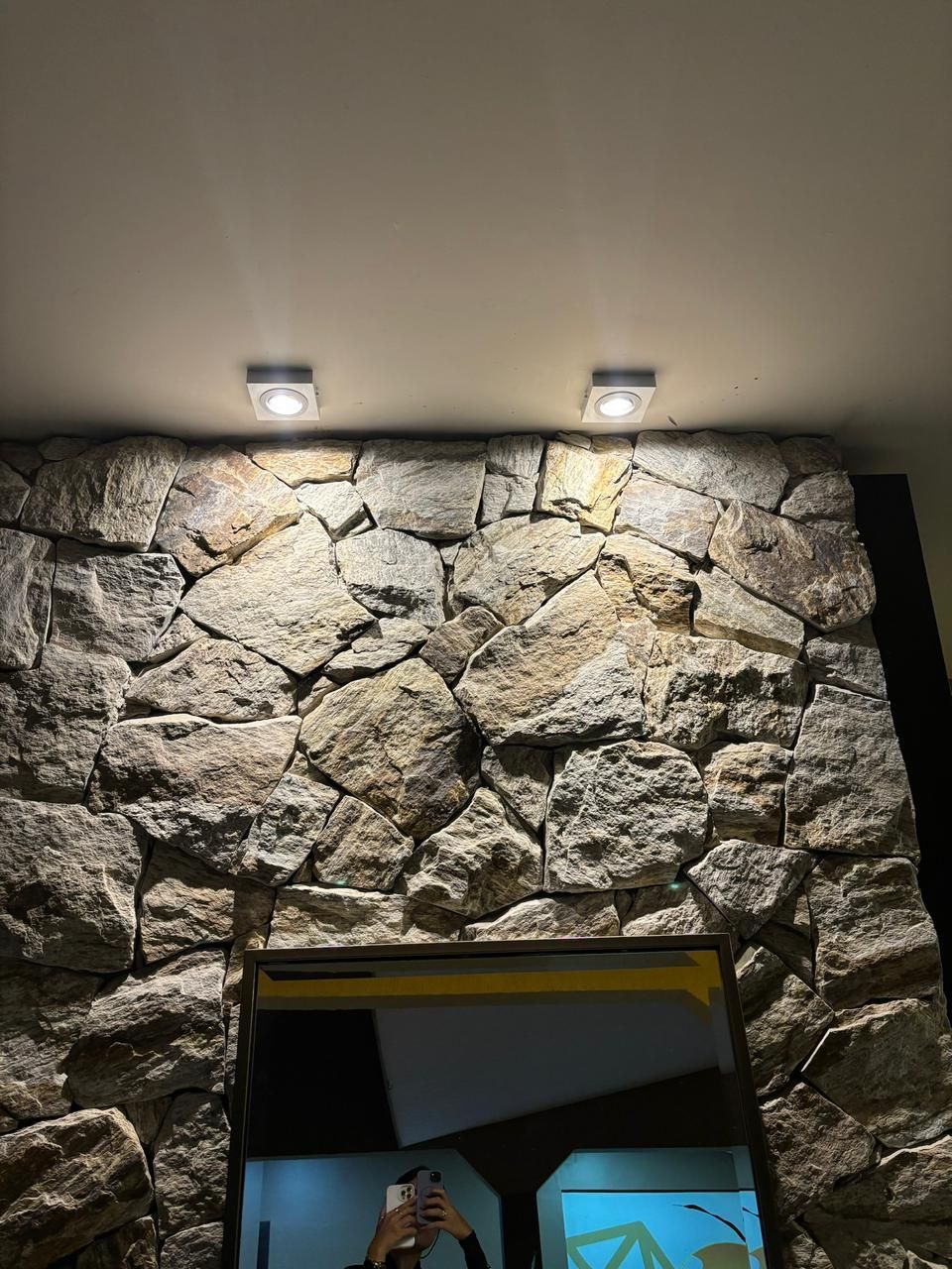 Pedra Amazon natural aplicada em fachadas, paredes e ambientes internos, com variações de tons terrosos, dourados e acinzentados.