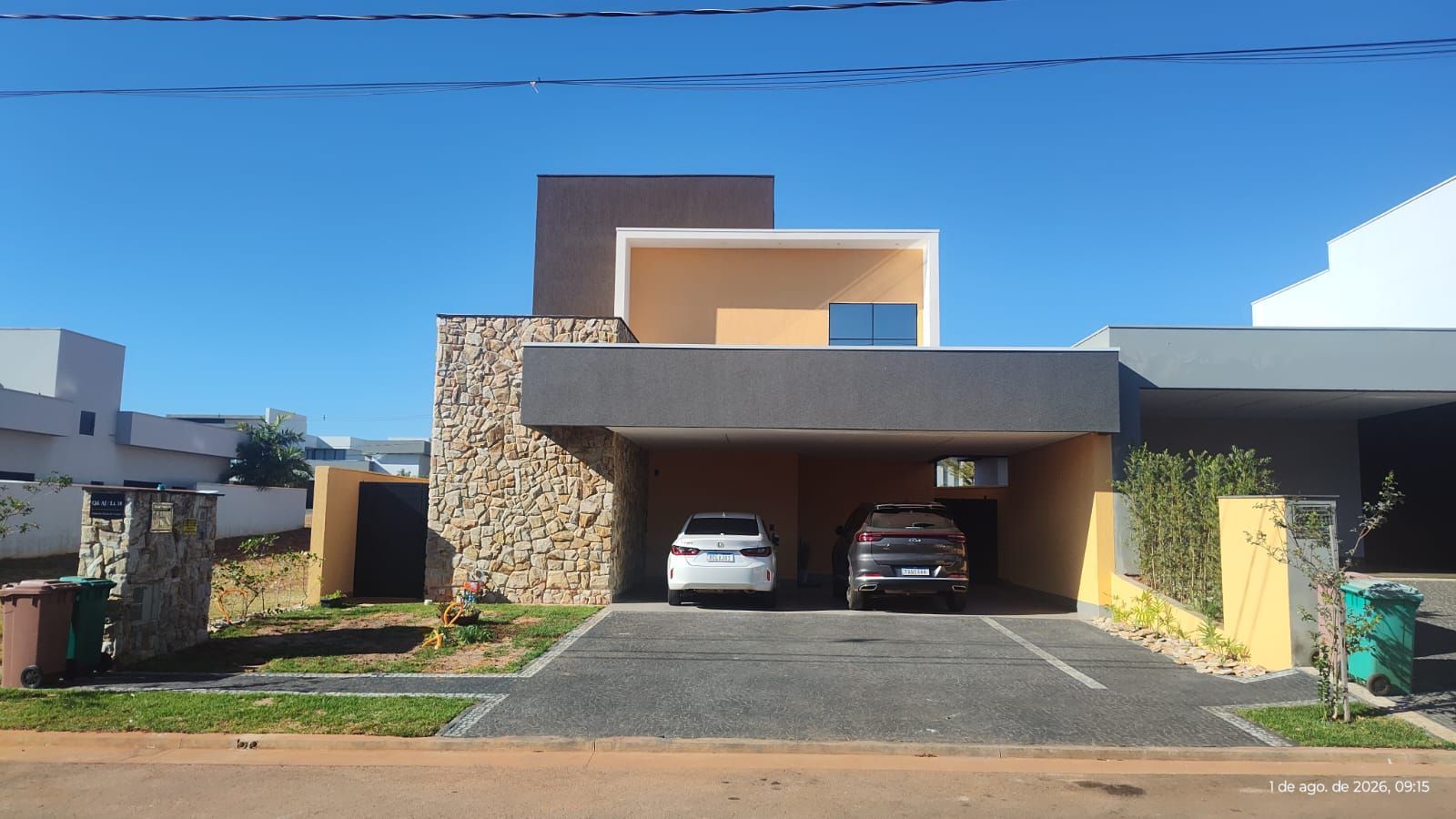Pedra Amazon natural aplicada em fachadas, paredes e ambientes internos, com variações de tons terrosos, dourados e acinzentados.