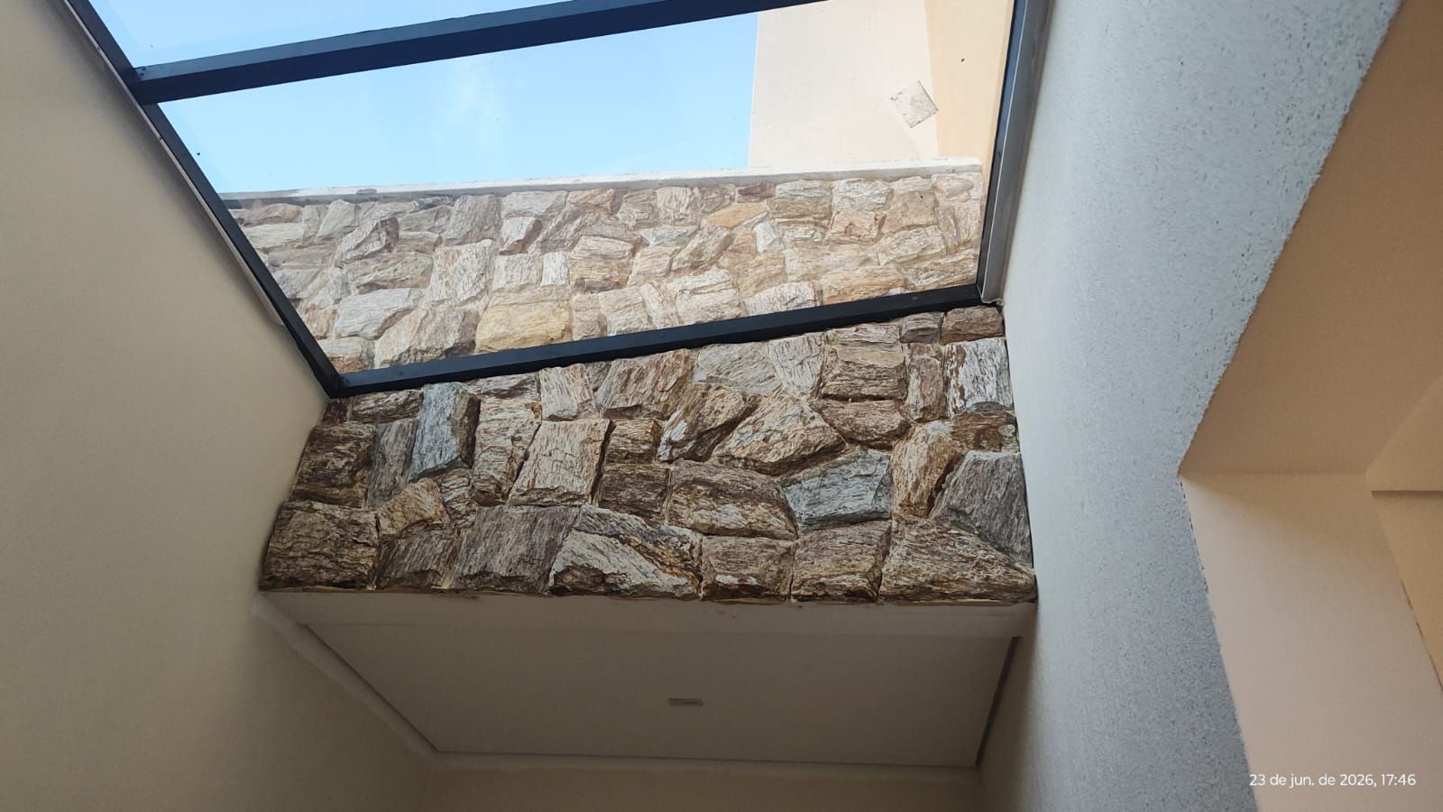 Pedra Amazon natural aplicada em fachadas, paredes e ambientes internos, com variações de tons terrosos, dourados e acinzentados.