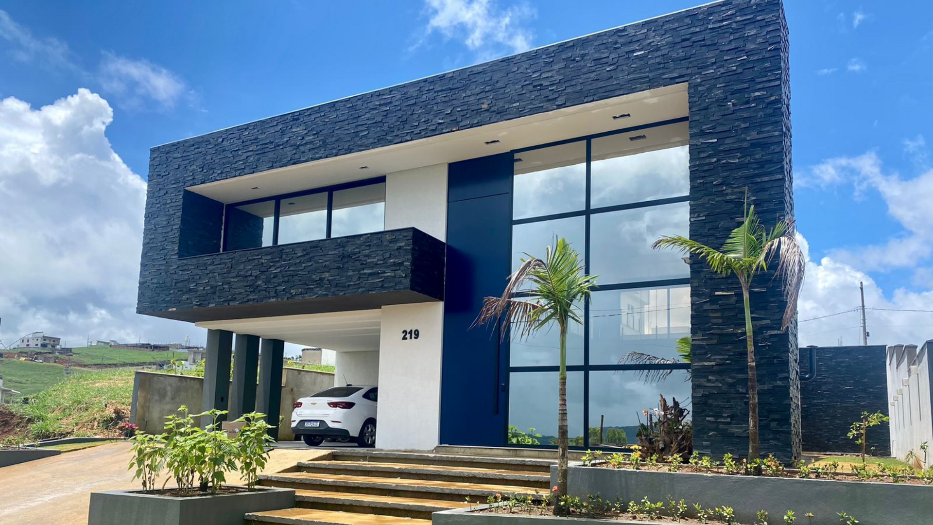 fachada moderna com a pedra ferro black