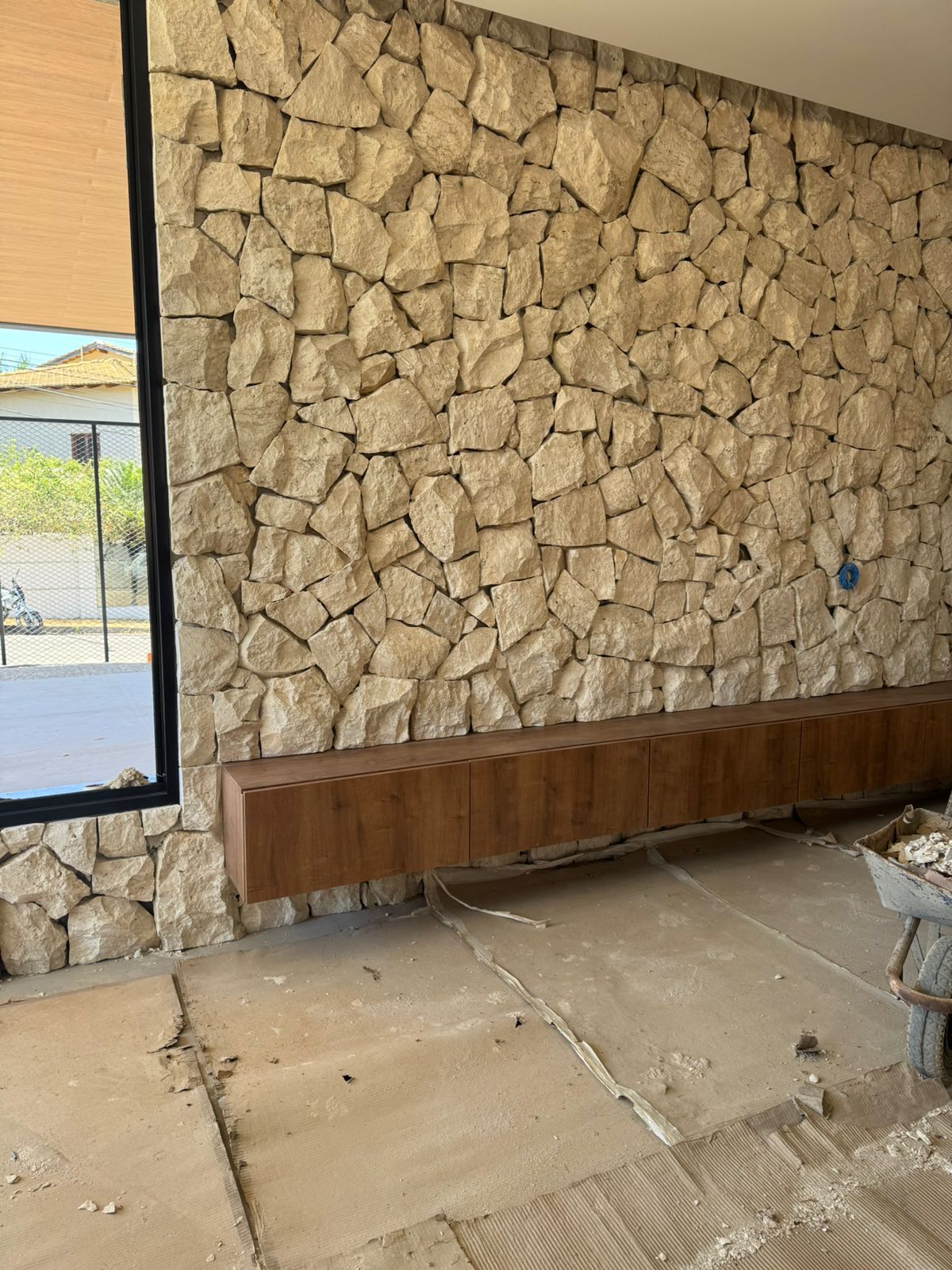 pedra olímpia, pedra olímpia revestimento, revestimento creme rockface, pedra para fachada, revestimento natural bege claro, pedra para parede rústica, revestimento contemporâneo orgânico, pedra natural para caixa de escada, pedra creme com madeira