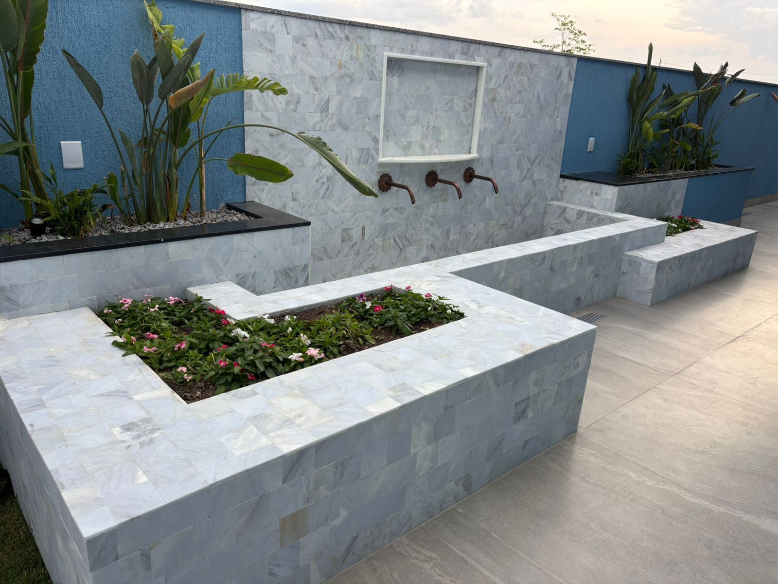 pedra água marinha, água marinha revestimento, revestimento para piscina, pedra para piscina, revestimento natural branco, pastilha de pedra natural para piscina, pedra que deixa água azul, revestimento interno de piscina, piscina com pedra natural, pedra cristalina branca