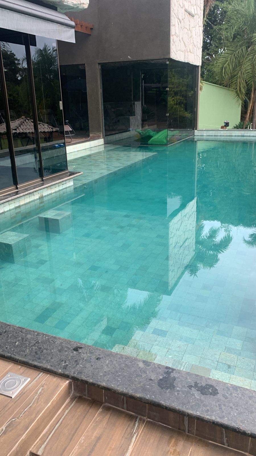 pedra hijau, hijau revestimento, pedra verde para piscina, revestimento natural verde, revestimento para piscina pedra natural, pedra para piscina verde, revestimento espelho d'água, pedra sukabumi, revestimento contemporâneo verde, pedra natural para spa, mosaico de pedra verde
