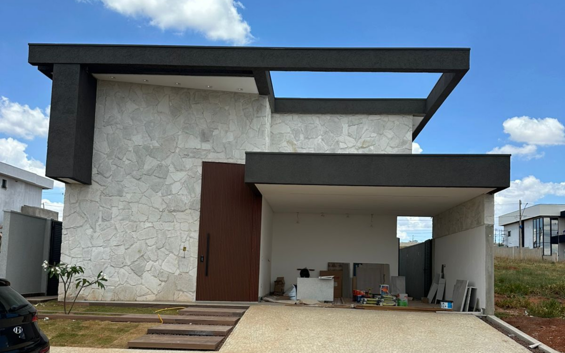 fachada revestida em pedra atacama