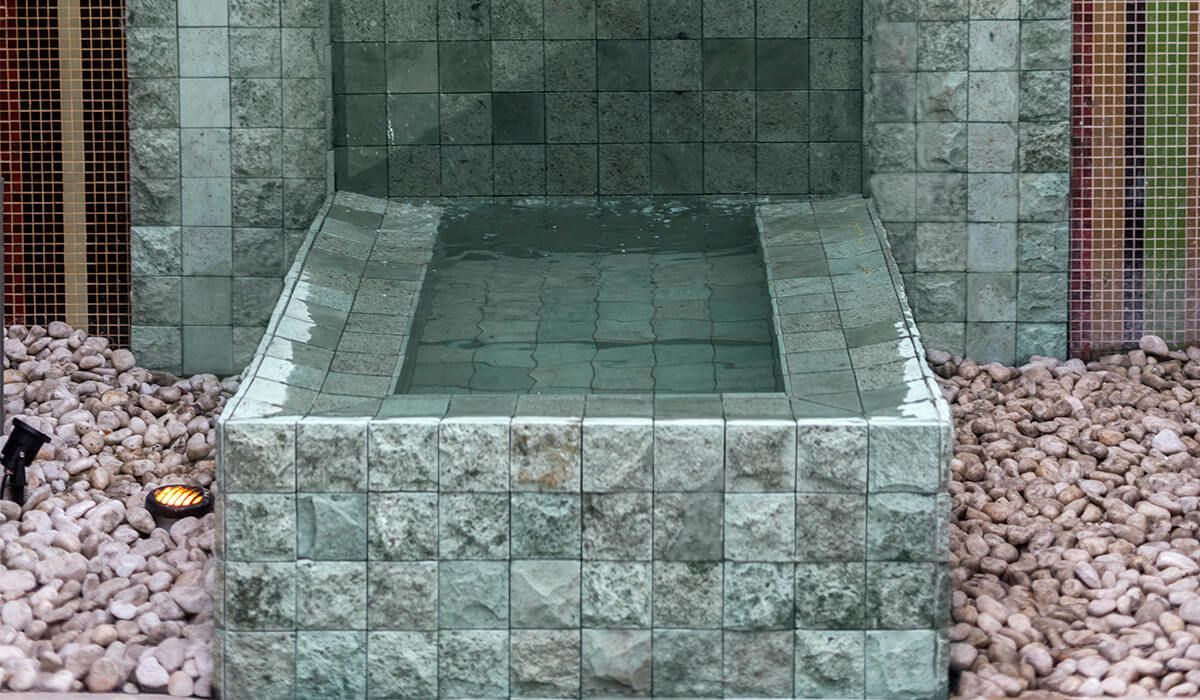 pedra hijau, hijau revestimento, pedra verde para piscina, revestimento natural verde, revestimento para piscina pedra natural, pedra para piscina verde, revestimento espelho d'água, pedra sukabumi, revestimento contemporâneo verde, pedra natural para spa, mosaico de pedra verde