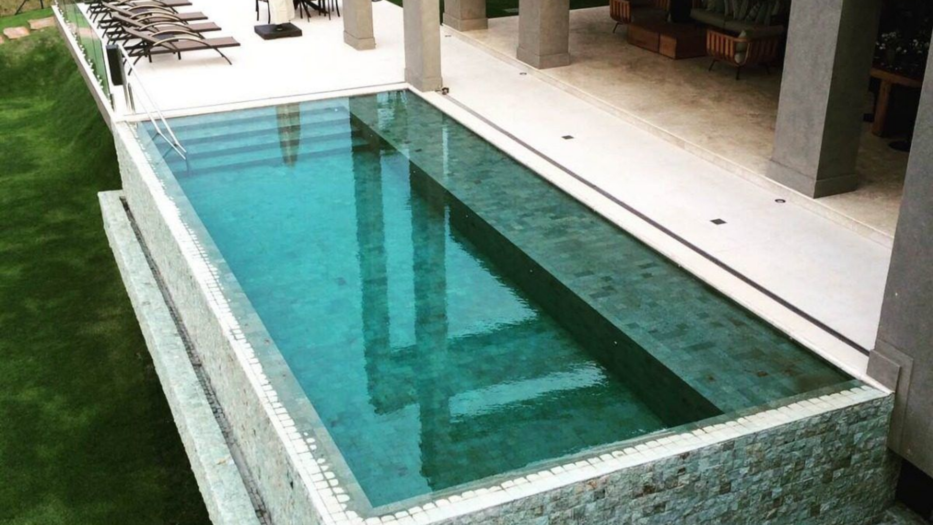 pedra hijau, hijau revestimento, pedra verde para piscina, revestimento natural verde, revestimento para piscina pedra natural, pedra para piscina verde, revestimento espelho d'água, pedra sukabumi, revestimento contemporâneo verde, pedra natural para spa, mosaico de pedra verde