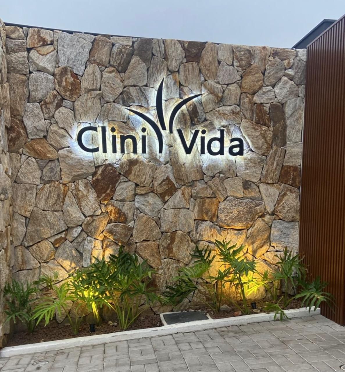 Pedra Amazon natural aplicada em fachadas, paredes e ambientes internos, com variações de tons terrosos, dourados e acinzentados.