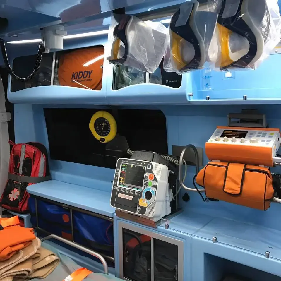 Armadietto blu per attrezzature di emergenza contenente radio, kit per maschere d'ossigeno e materiale di primo soccorso, all'interno di un veicolo o di un vano di un aereo.