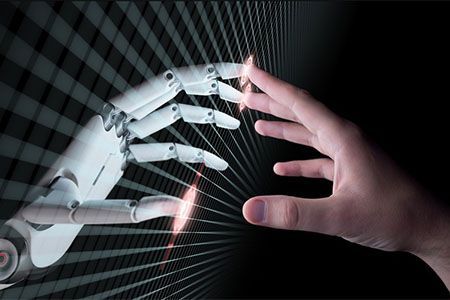 Mano de robot y mano humana casi tocándose, fondo negro con líneas geométricas.