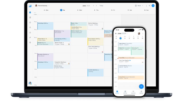 Computadora portátil y teléfono inteligente que muestran vistas de calendario sincronizadas con citas coloridas.