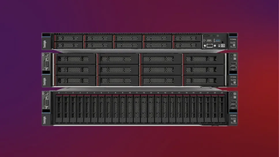 Tres racks de servidores apilados, de color negro con detalles en rojo, sobre un fondo degradado de color púrpura y rojo.