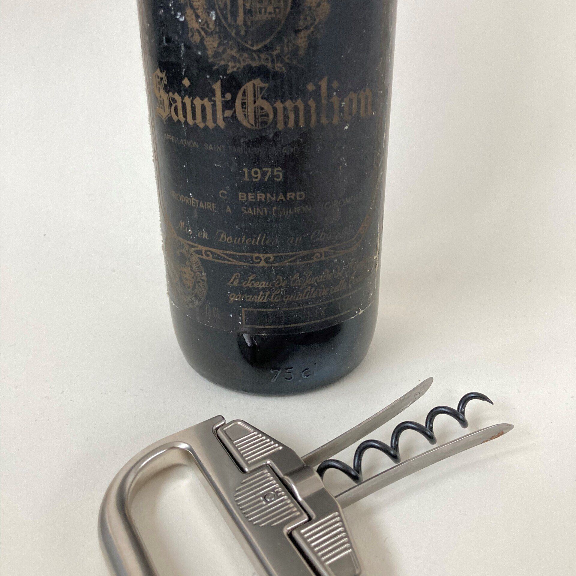 Openen van een oude fles wijn.