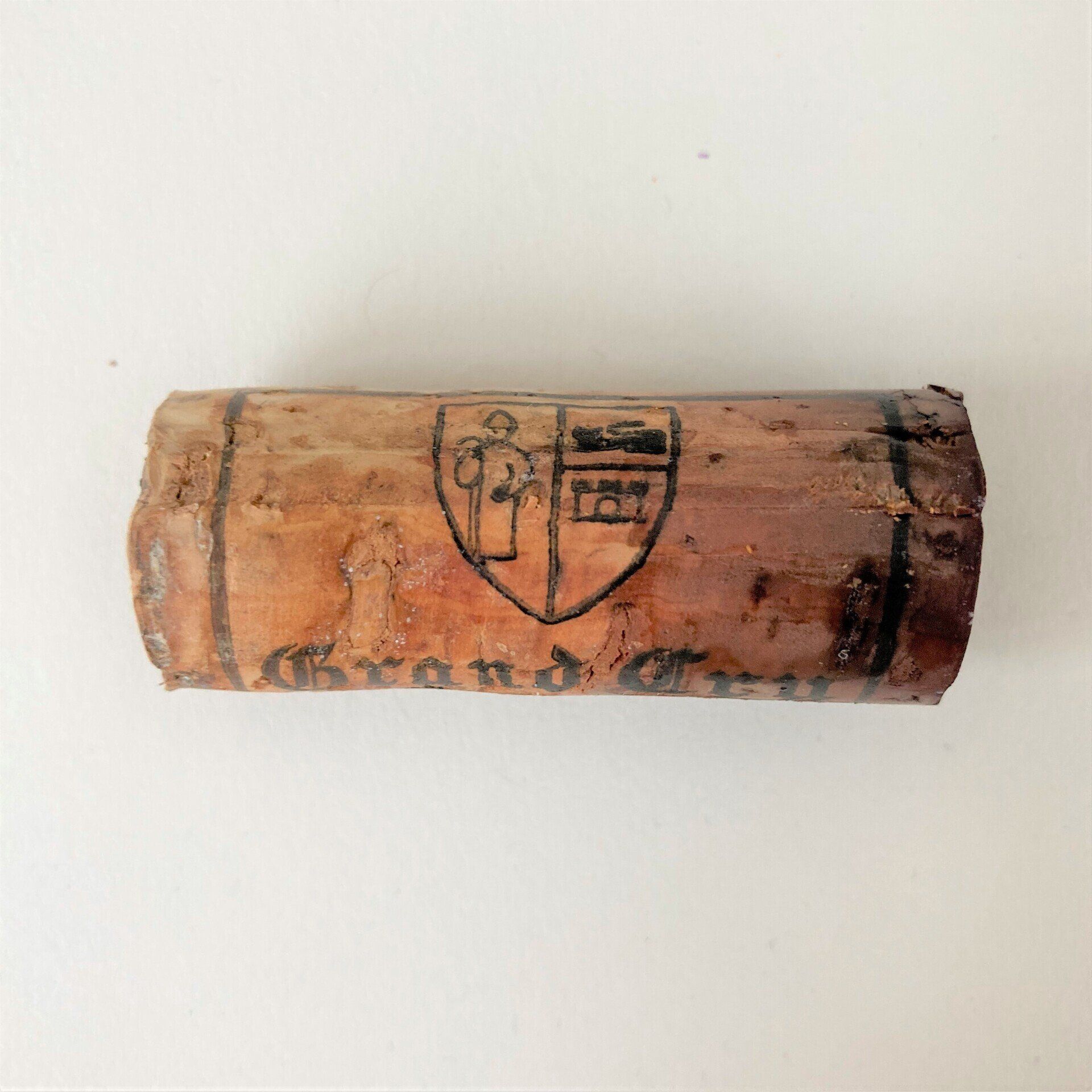 Het beoordelen van de kurk van een fles oude wijn.