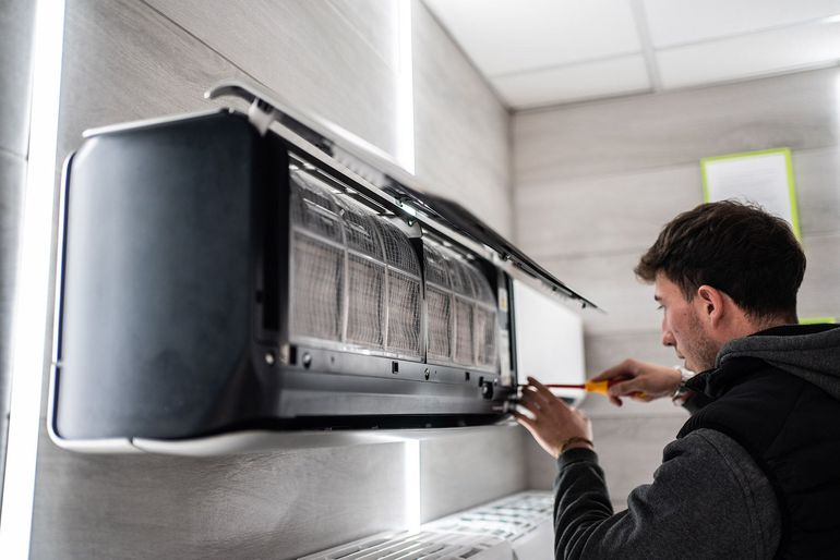 Tecnico esegue controllo pressione refrigerante su unità esterna