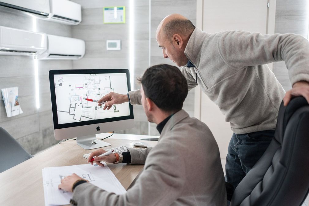 Tecnico diagnostica guasto su impianto HVAC commerciale