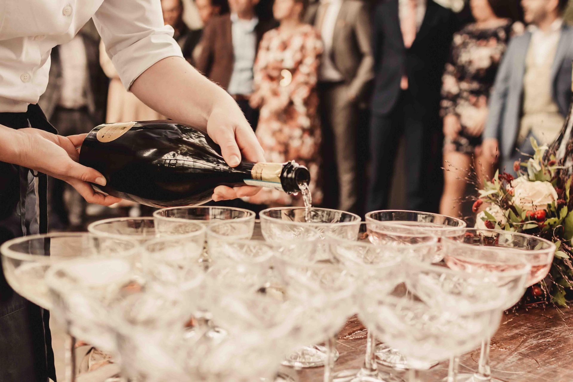 Champagne wordt ingeschonken in coupeglazen