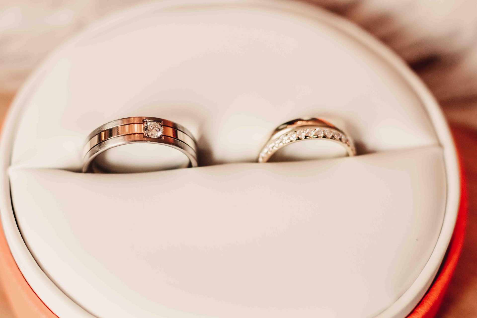 Twee trouwringen in een lichtoranje ringdoosje
