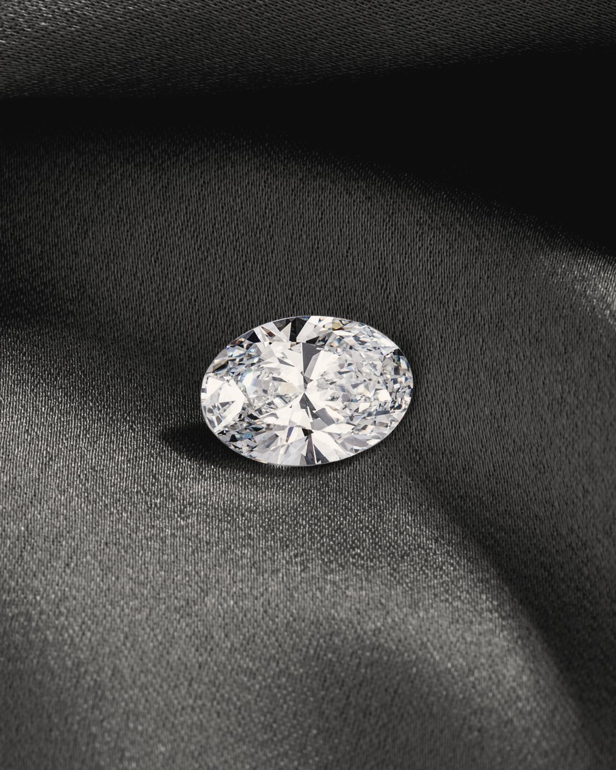 Losse ovale diamant op donker satijn