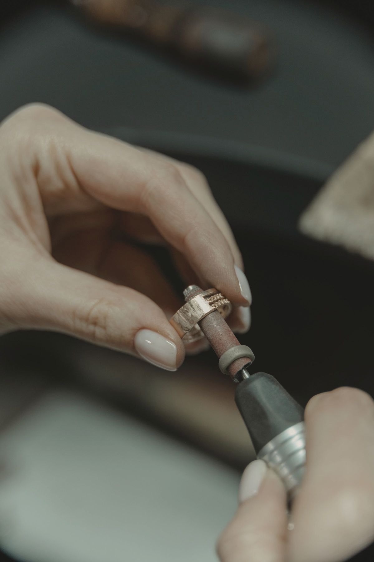 Een gouden ring wordt met een freesje bewerkt