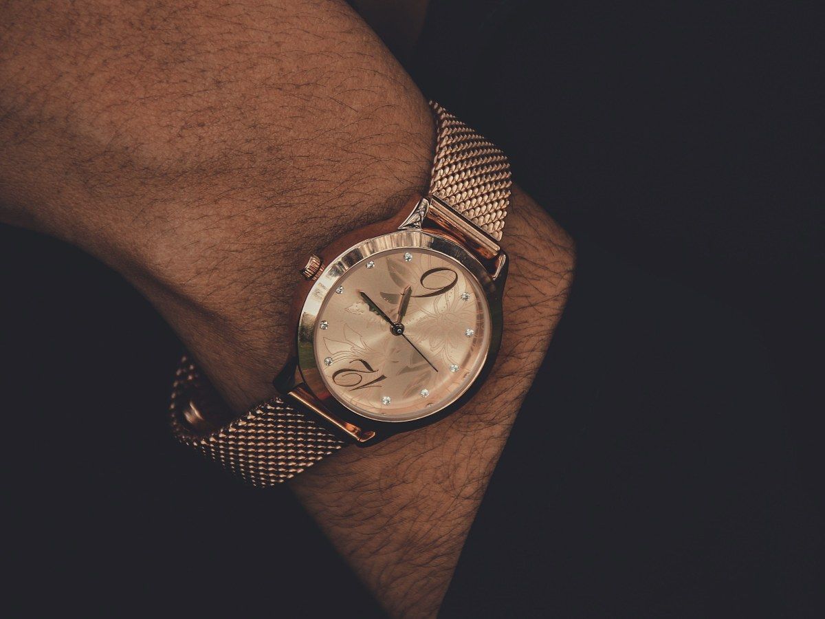 Roségouden horloge om de pols