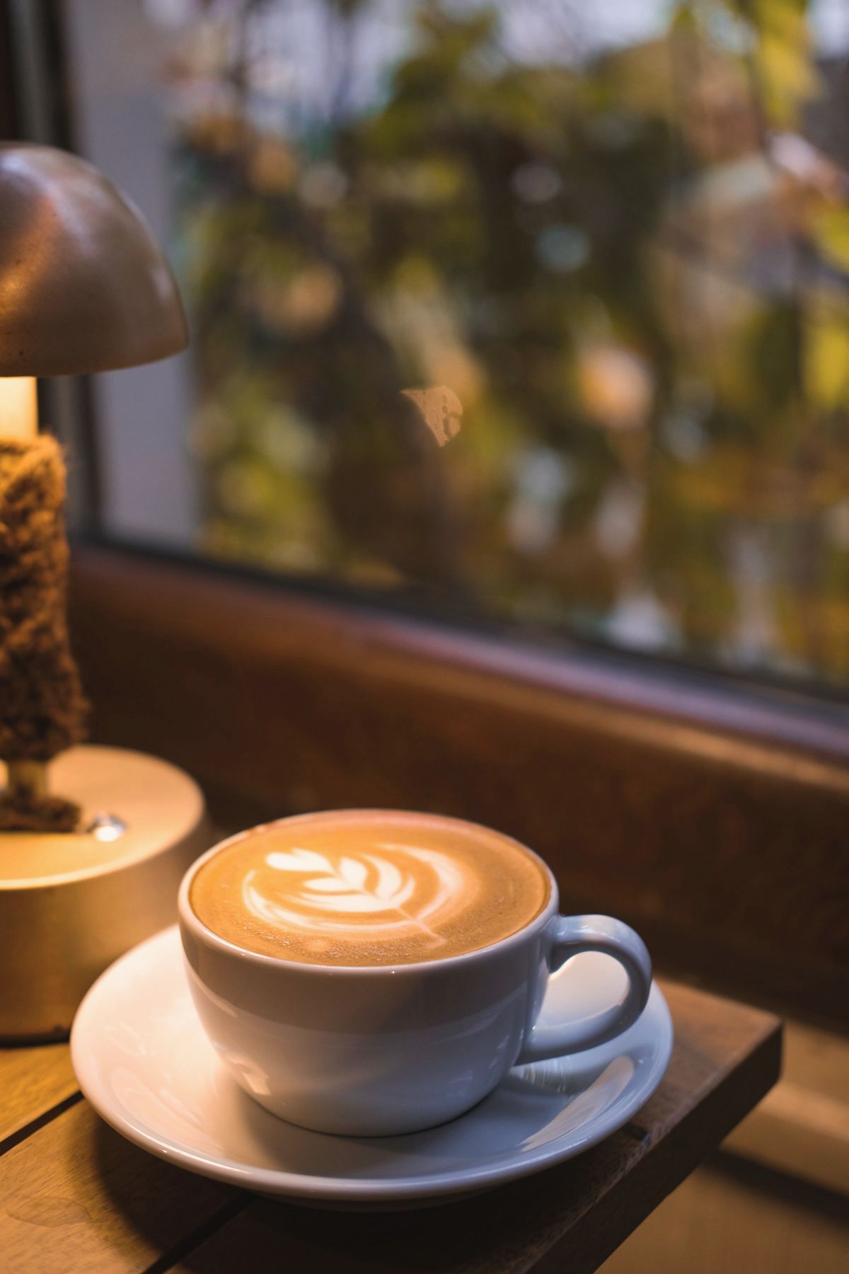 Kop koffie op een schoteltje