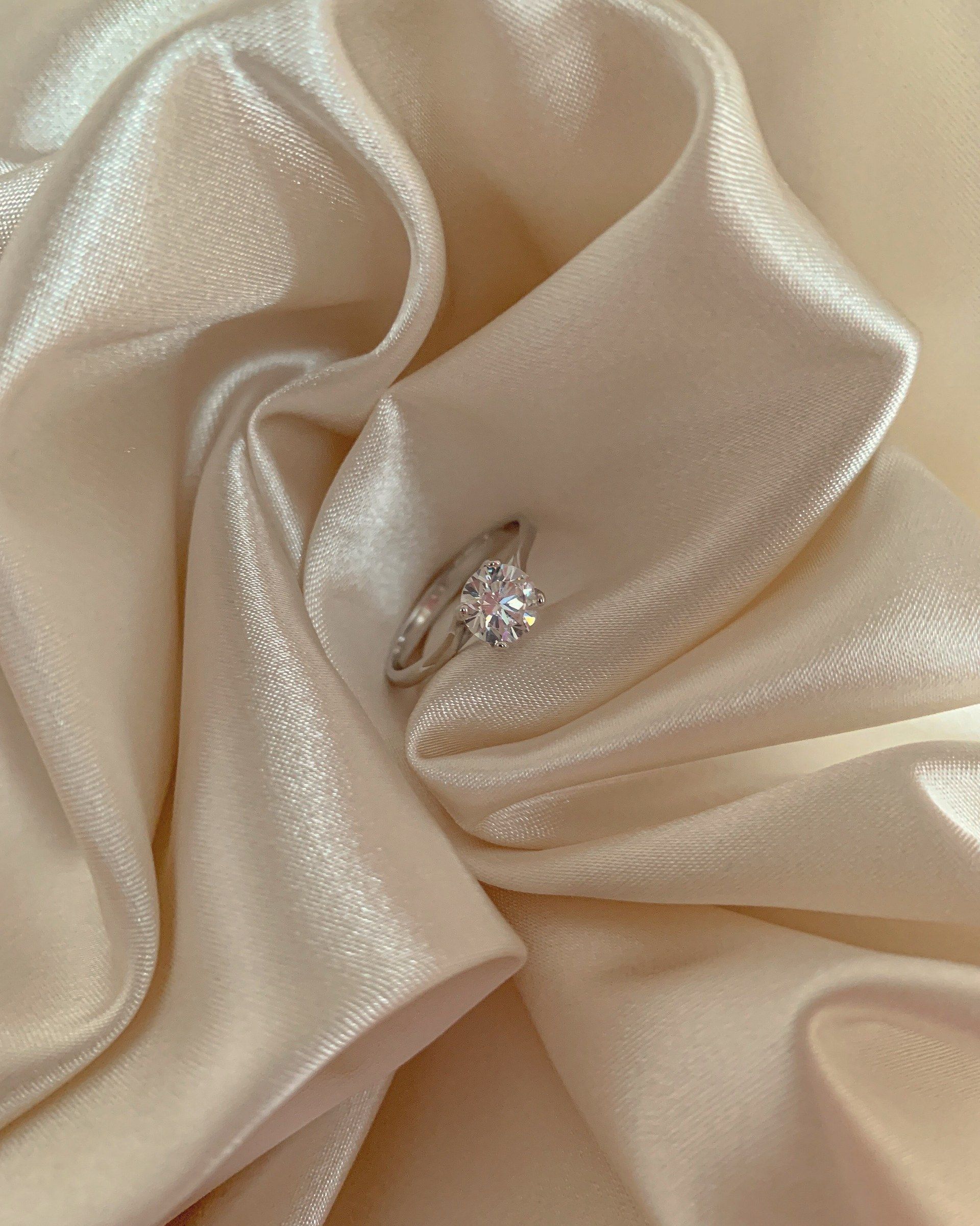 Ring met diamant in champagnekleurige zijde