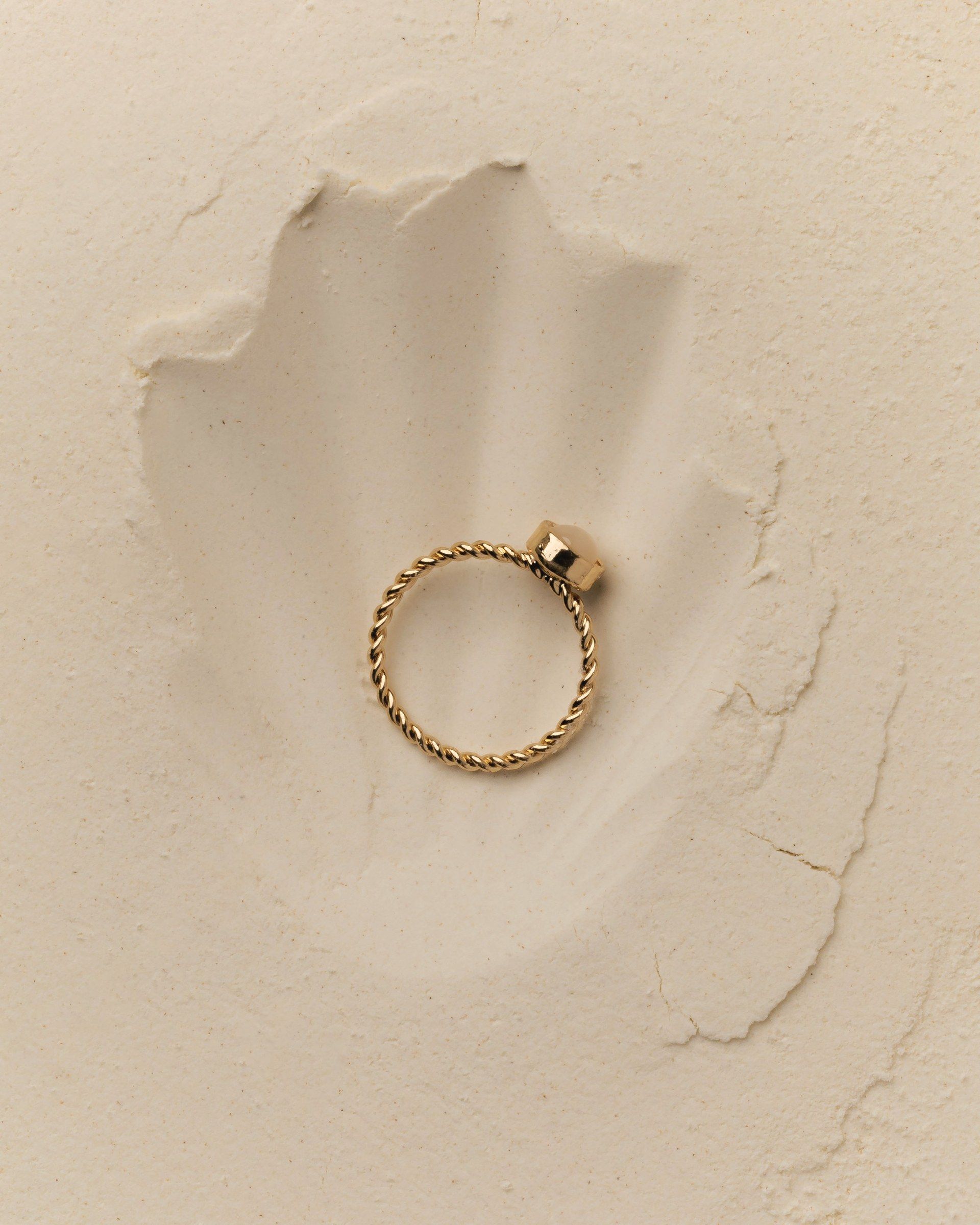 Gouden ring in een crèmekleurig reliëf