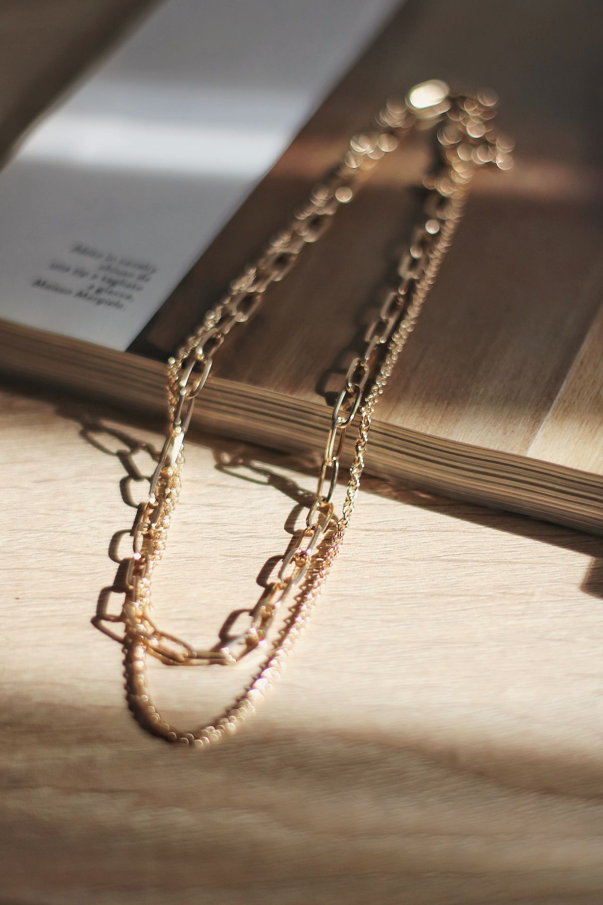 Gouden colliers op een houten tafel