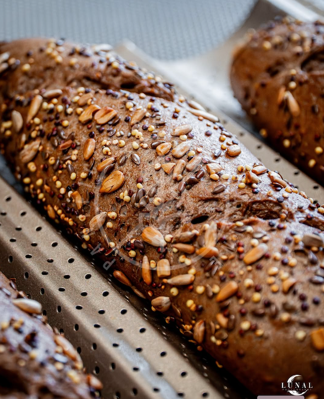 Una pagnotta di pane con semi di sesamo sopra